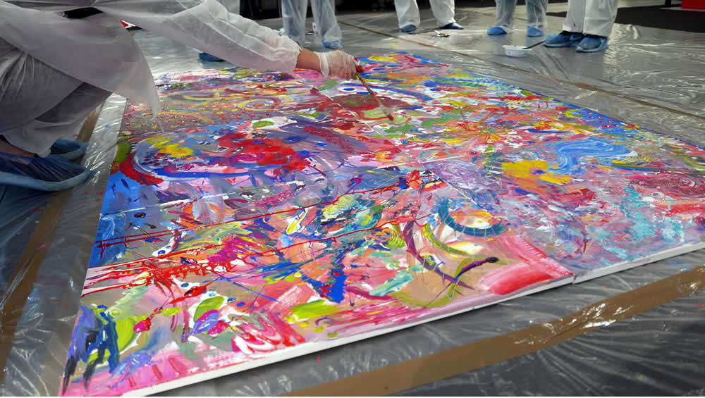 Farbenfrohes Action Painting als Symbol für Teamgeist und Zusammenarbeit